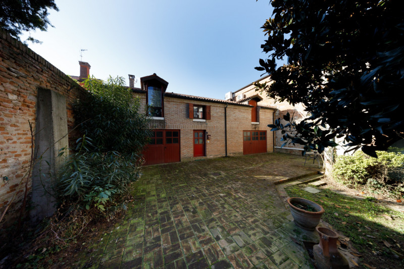 In uno storico palazzo del centro di Este, proponiamo in vendita meraviglioso appartamento signor...