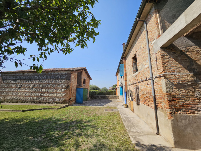 Situata tra Montagnana e Bevilacqua, in una posizione comoda alle principali arterie stradali, pr...