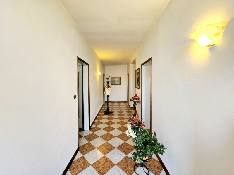 Situata tra Montagnana e Bevilacqua, in una posizione comoda alle principali arterie stradali, pr...