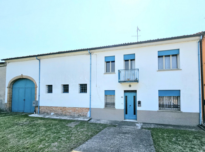 Situata tra Montagnana e Bevilacqua, in una posizione comoda alle principali arterie stradali, pr...