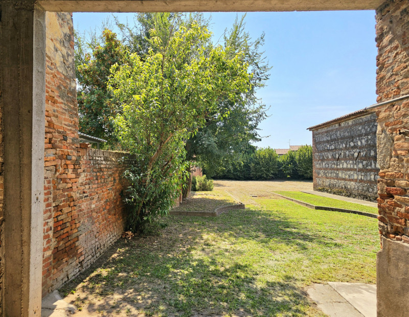 Situata tra Montagnana e Bevilacqua, in una posizione comoda alle principali arterie stradali, pr...