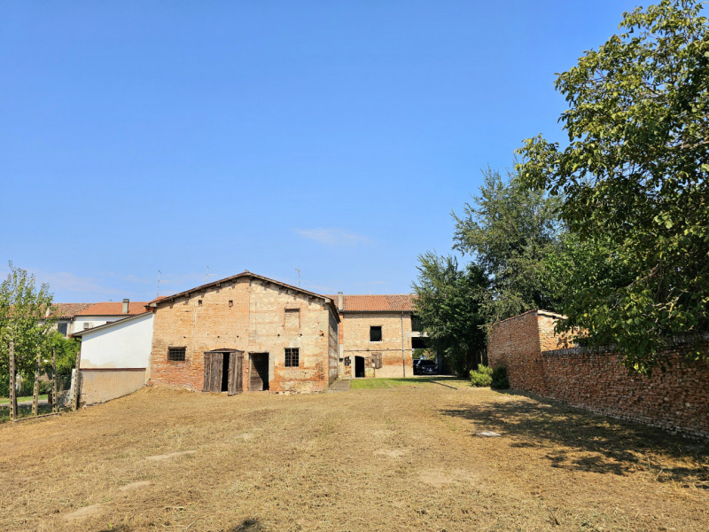 Situata tra Montagnana e Bevilacqua, in una posizione comoda alle principali arterie stradali, pr...