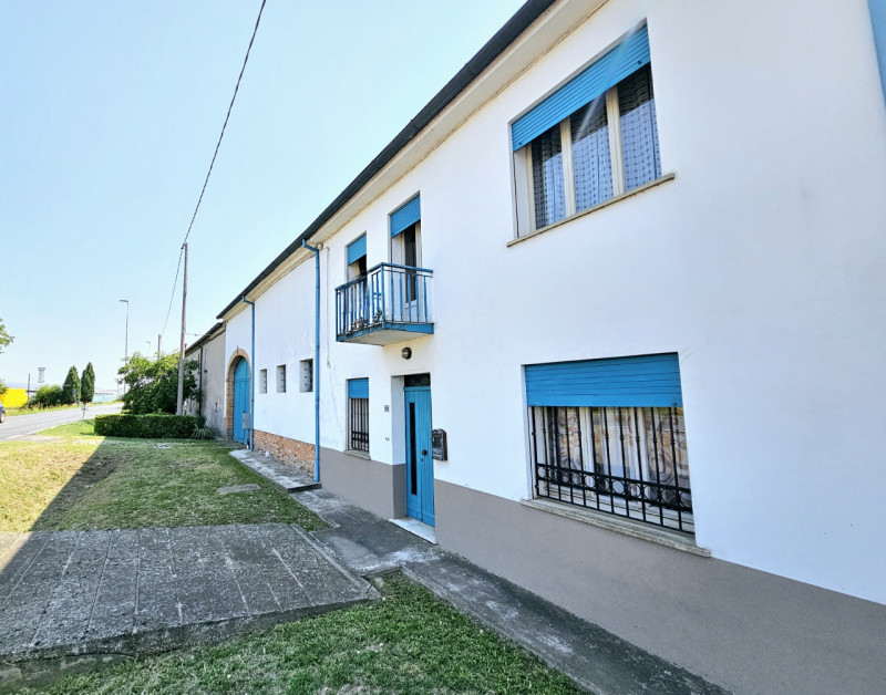 Situata tra Montagnana e Bevilacqua, in una posizione comoda alle principali arterie stradali, pr...