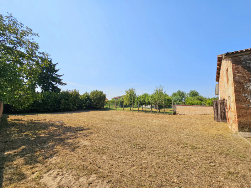 Situata tra Montagnana e Bevilacqua, in una posizione comoda alle principali arterie stradali, pr...