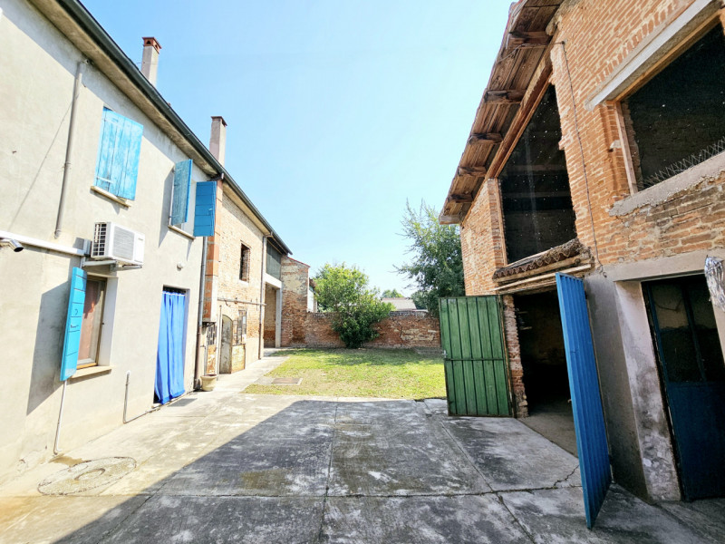 Situata tra Montagnana e Bevilacqua, in una posizione comoda alle principali arterie stradali, pr...