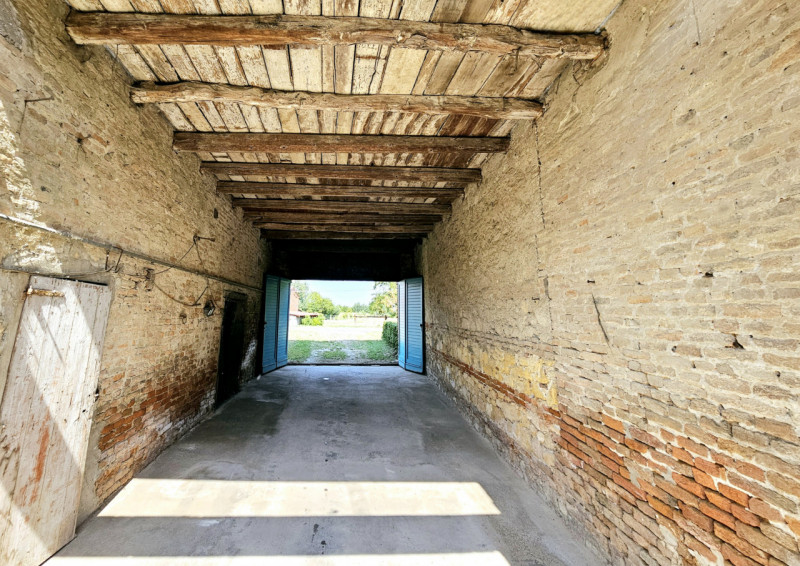 Situata tra Montagnana e Bevilacqua, in una posizione comoda alle principali arterie stradali, pr...