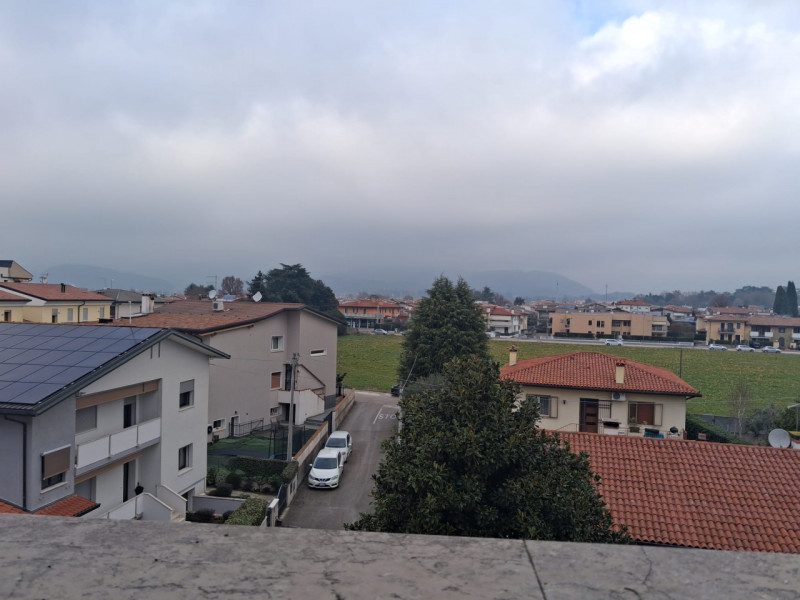 Bassano del Grappa, a solo 1 km dal centro storico, proponiamo in affitto un elegante appartament...