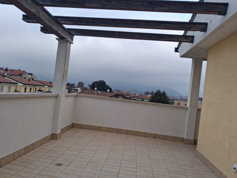 Bassano del Grappa, a solo 1 km dal centro storico, proponiamo in affitto un elegante appartament...