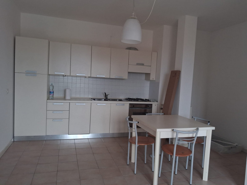 Bassano del Grappa, a solo 1 km dal centro storico, proponiamo in affitto un elegante appartament...