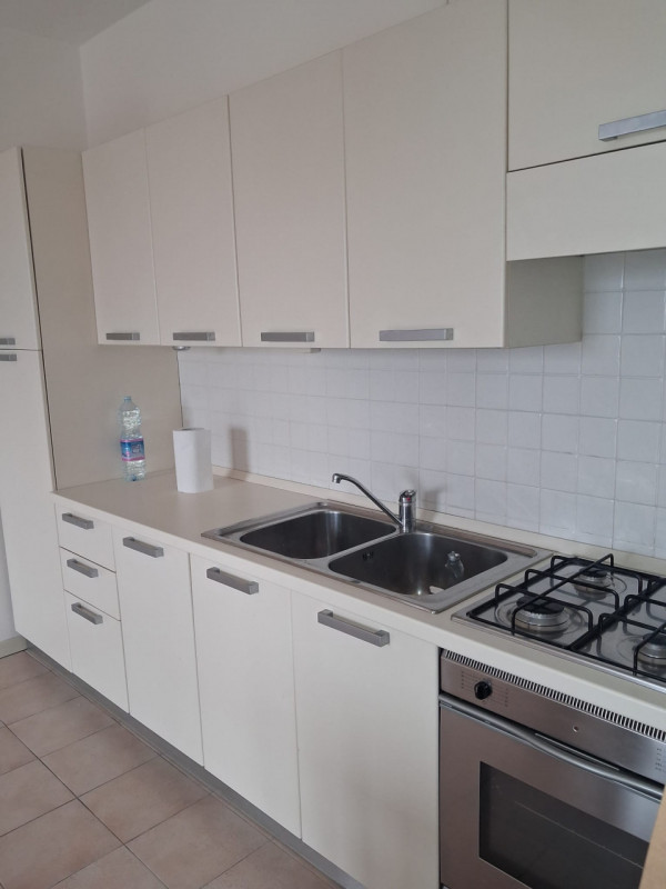 Bassano del Grappa, a solo 1 km dal centro storico, proponiamo in affitto un elegante appartament...