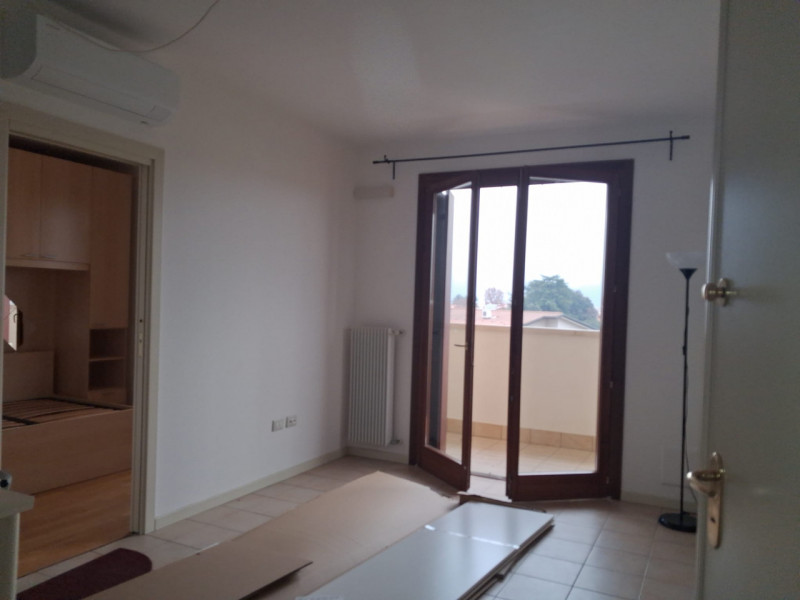 Bassano del Grappa, a solo 1 km dal centro storico, proponiamo in affitto un elegante appartament...