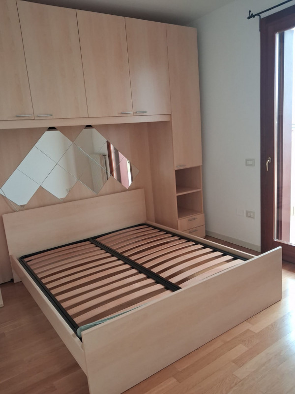 Bassano del Grappa, a solo 1 km dal centro storico, proponiamo in affitto un elegante appartament...