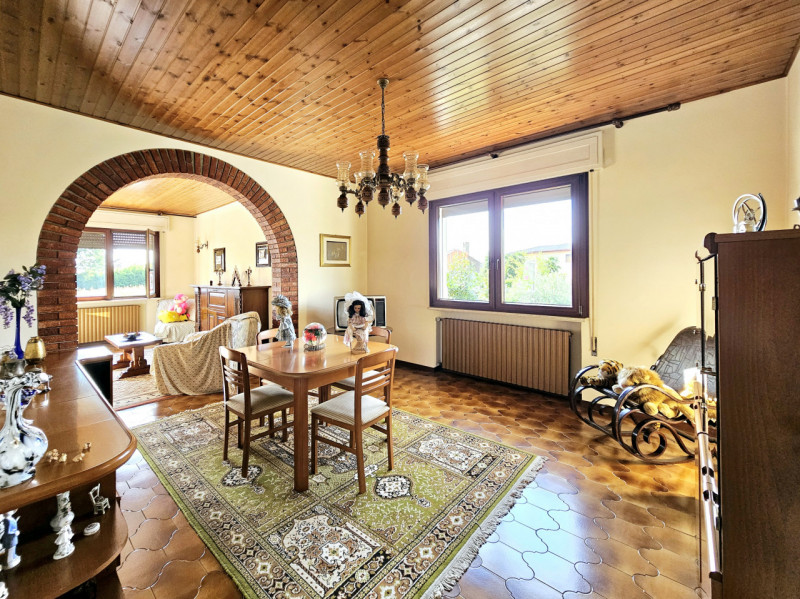 Proponiamo in vendita a Solesino, in un bel quartiere residenziale, spaziosa casa singola con cor...