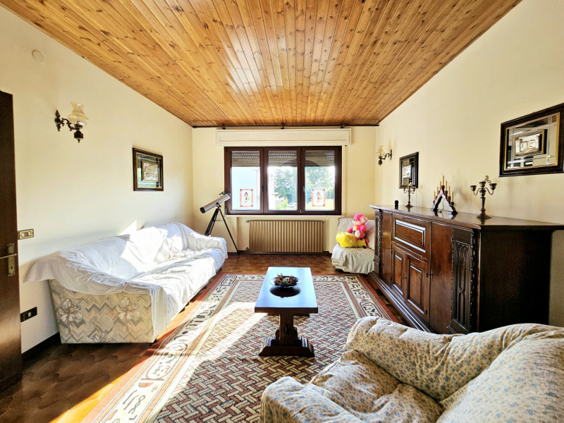 Proponiamo in vendita a Solesino, in un bel quartiere residenziale, spaziosa casa singola con cor...