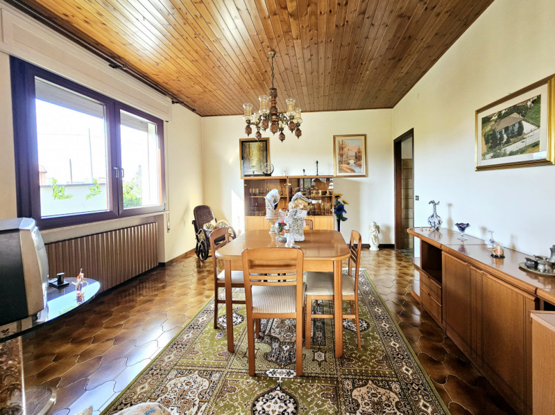 Proponiamo in vendita a Solesino, in un bel quartiere residenziale, spaziosa casa singola con cor...