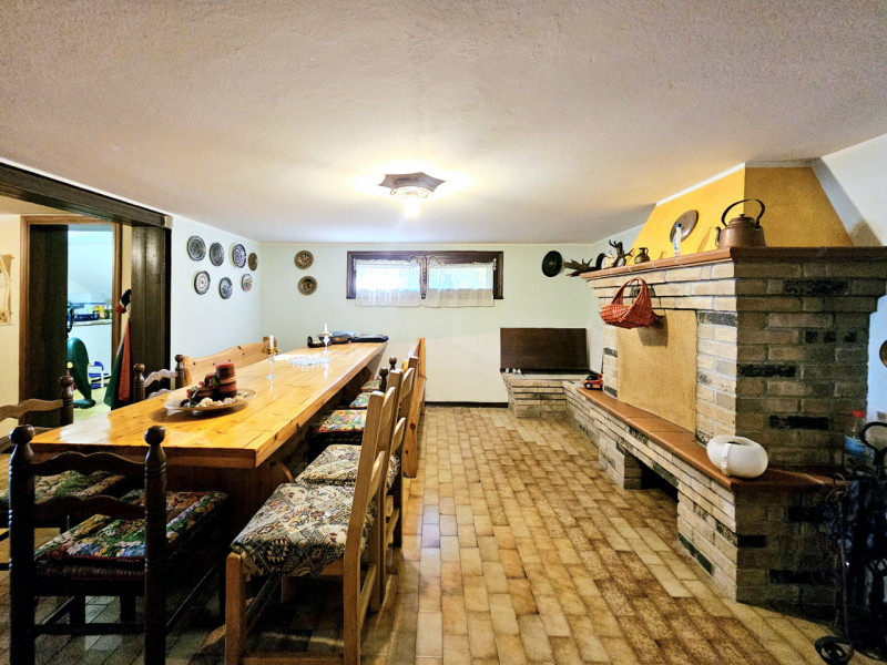 Proponiamo in vendita a Solesino, in un bel quartiere residenziale, spaziosa casa singola con cor...