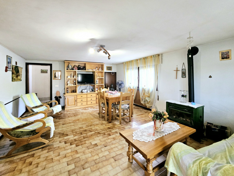 Proponiamo in vendita a Solesino, in un bel quartiere residenziale, spaziosa casa singola con cor...