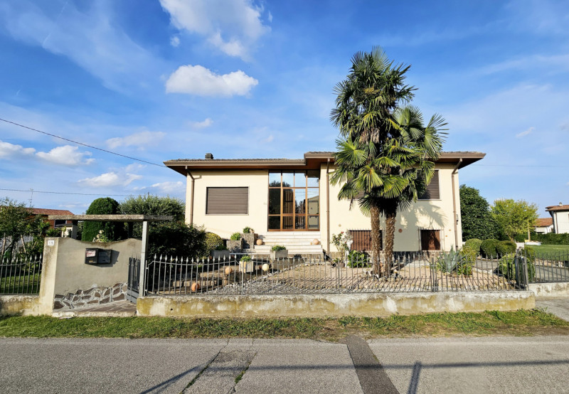 Proponiamo in vendita a Solesino, in un bel quartiere residenziale, spaziosa casa singola con cor...