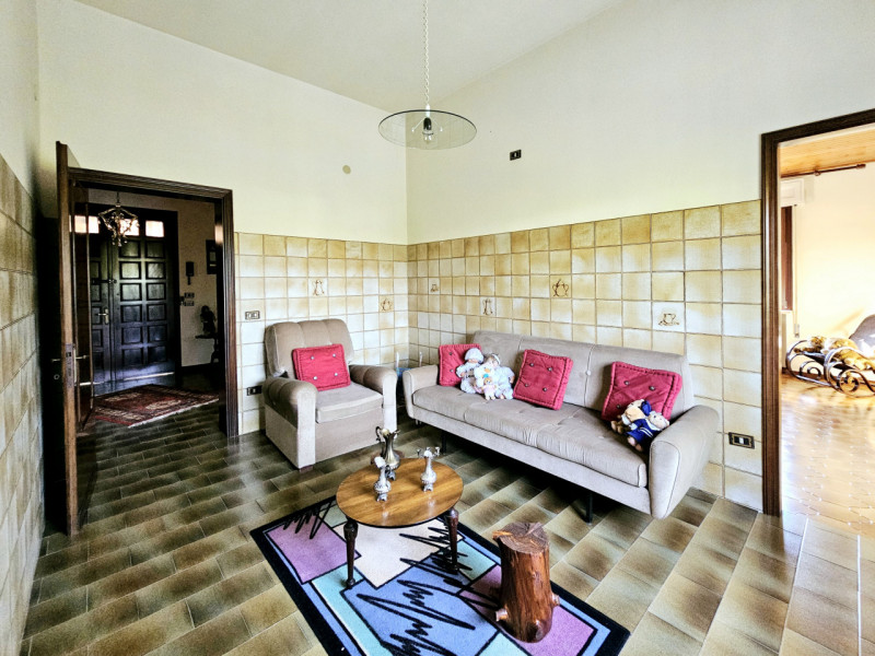 Proponiamo in vendita a Solesino, in un bel quartiere residenziale, spaziosa casa singola con cor...