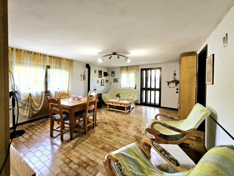 Proponiamo in vendita a Solesino, in un bel quartiere residenziale, spaziosa casa singola con cor...