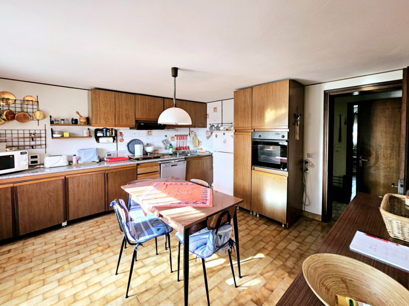 Proponiamo in vendita a Solesino, in un bel quartiere residenziale, spaziosa casa singola con cor...