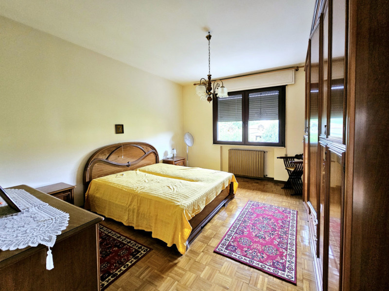 Proponiamo in vendita a Solesino, in un bel quartiere residenziale, spaziosa casa singola con cor...