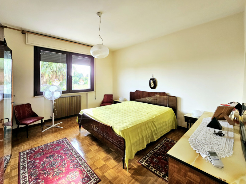 Proponiamo in vendita a Solesino, in un bel quartiere residenziale, spaziosa casa singola con cor...