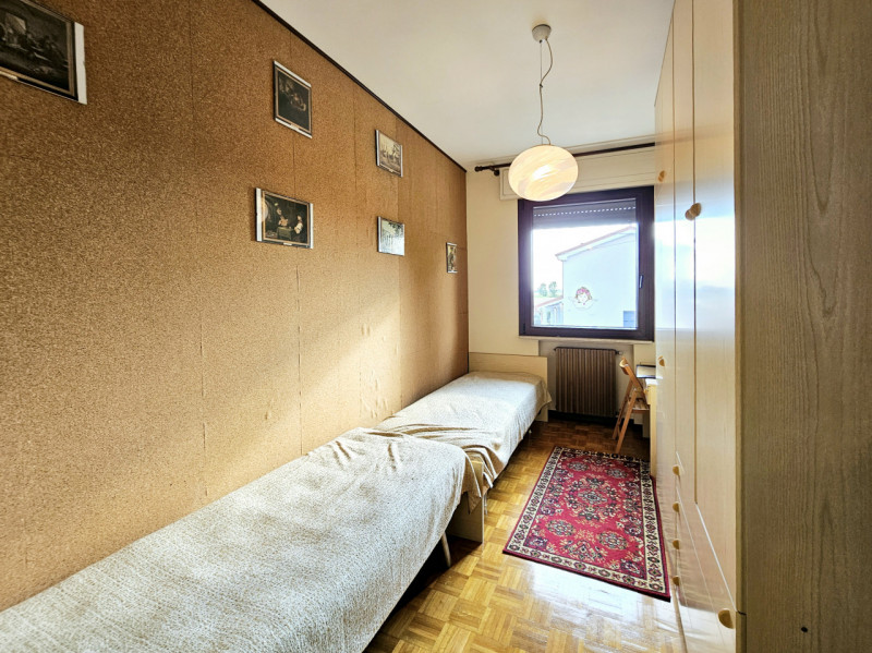 Proponiamo in vendita a Solesino, in un bel quartiere residenziale, spaziosa casa singola con cor...