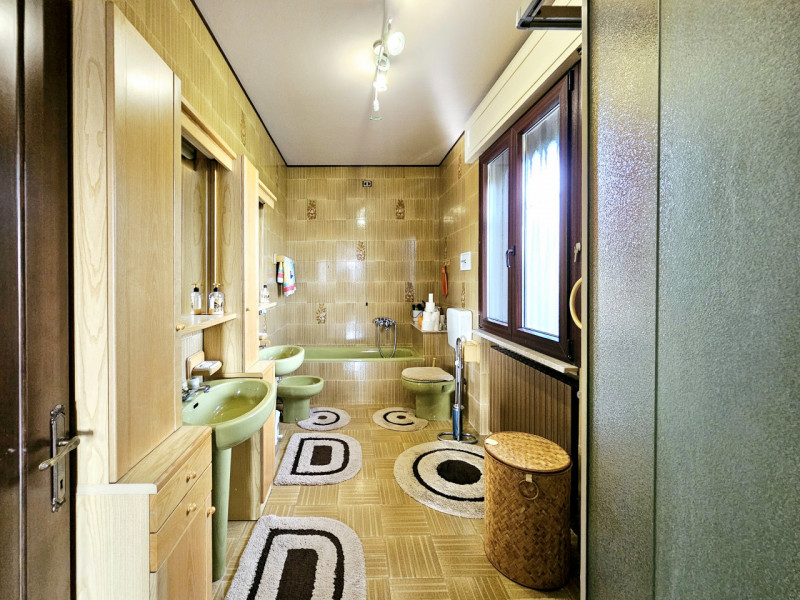 Proponiamo in vendita a Solesino, in un bel quartiere residenziale, spaziosa casa singola con cor...