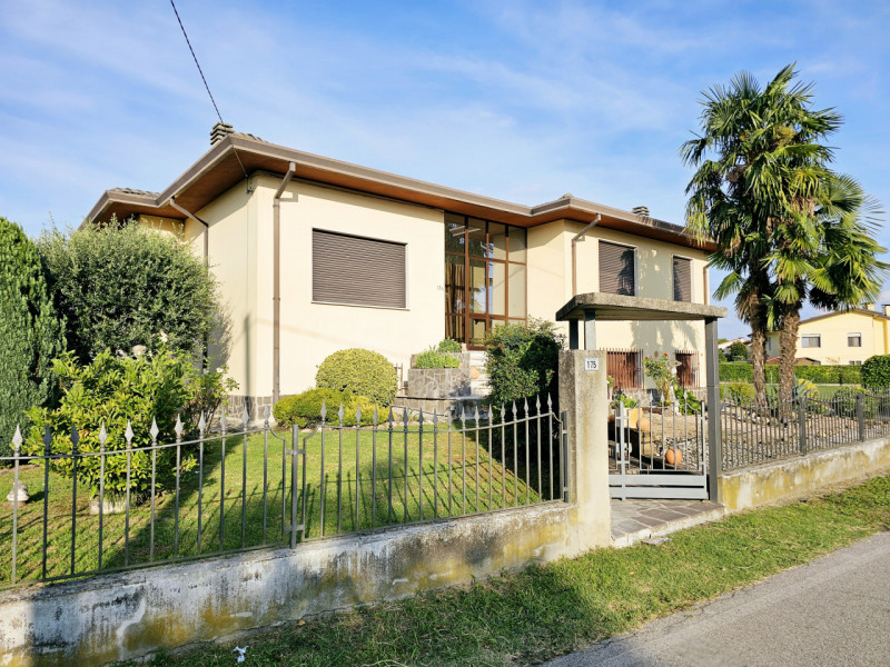 Proponiamo in vendita a Solesino, in un bel quartiere residenziale, spaziosa casa singola con cor...