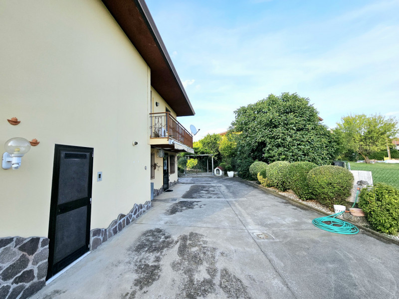 Proponiamo in vendita a Solesino, in un bel quartiere residenziale, spaziosa casa singola con cor...