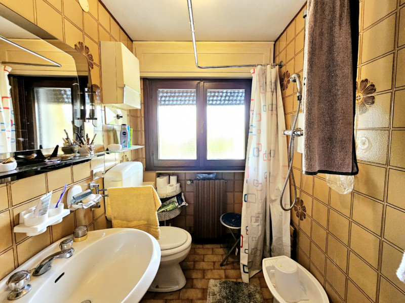 Proponiamo in vendita a Solesino, in un bel quartiere residenziale, spaziosa casa singola con cor...