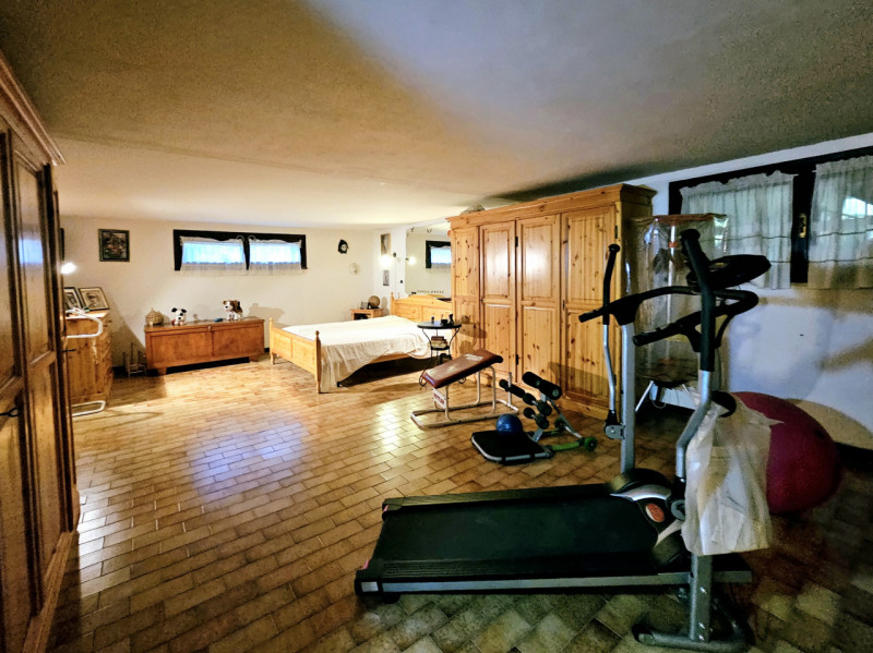 Proponiamo in vendita a Solesino, in un bel quartiere residenziale, spaziosa casa singola con cor...