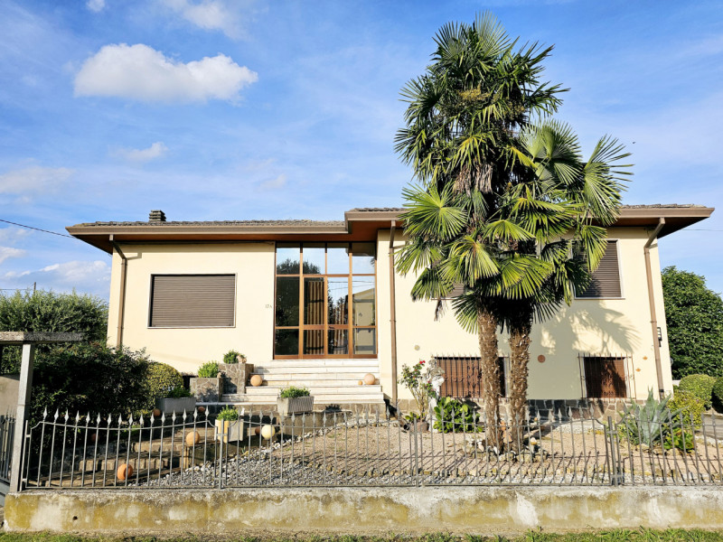 Proponiamo in vendita a Solesino, in un bel quartiere residenziale, spaziosa casa singola con cor...