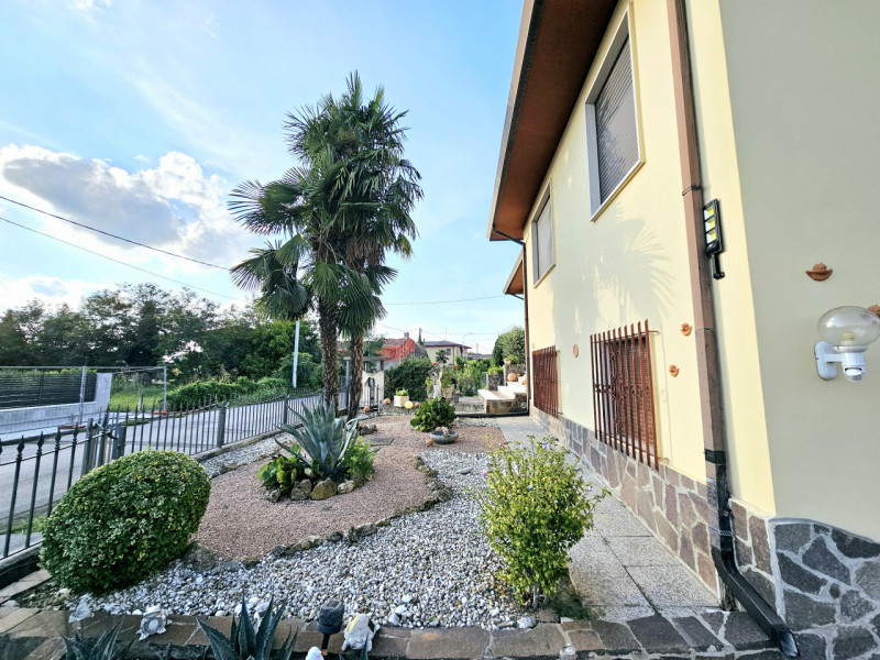 Proponiamo in vendita a Solesino, in un bel quartiere residenziale, spaziosa casa singola con cor...