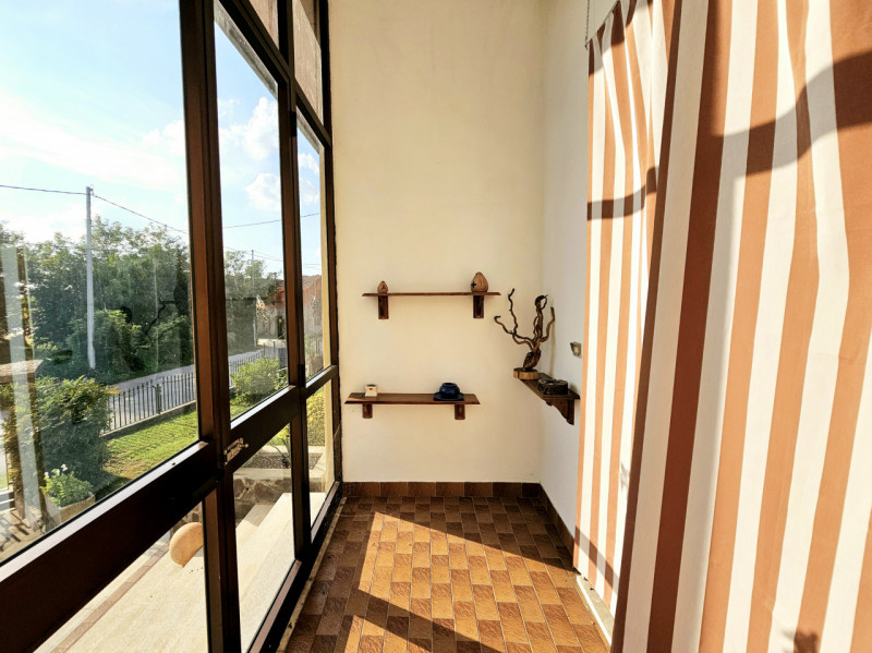 Proponiamo in vendita a Solesino, in un bel quartiere residenziale, spaziosa casa singola con cor...