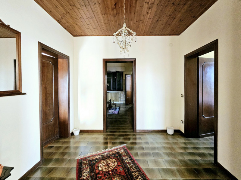 Proponiamo in vendita a Solesino, in un bel quartiere residenziale, spaziosa casa singola con cor...