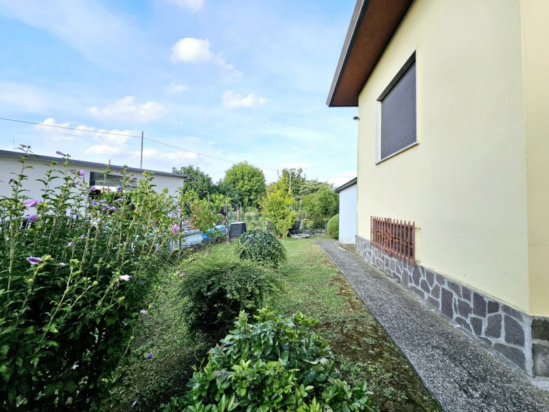 Proponiamo in vendita a Solesino, in un bel quartiere residenziale, spaziosa casa singola con cor...
