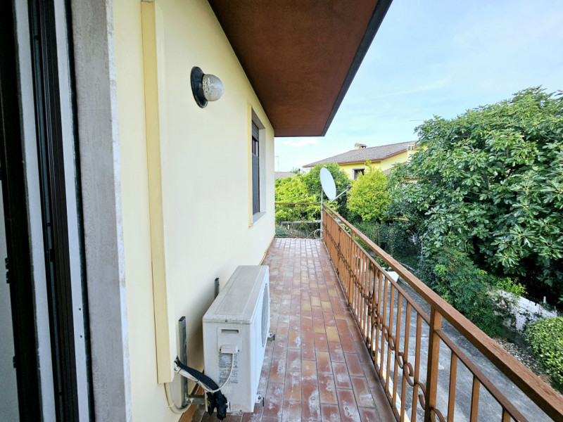 Proponiamo in vendita a Solesino, in un bel quartiere residenziale, spaziosa casa singola con cor...