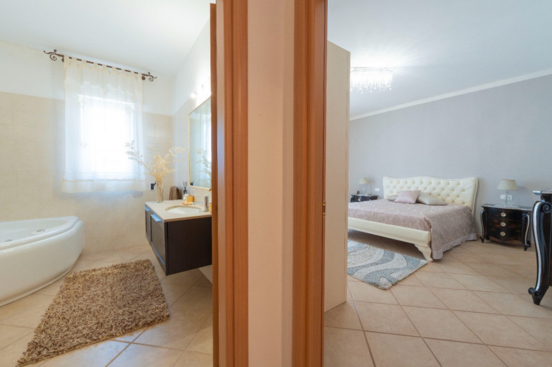 (Per INFO Roberto 3453195338) Castro, proponiamo splendido immobile di 245 mq con mansarda abitab...