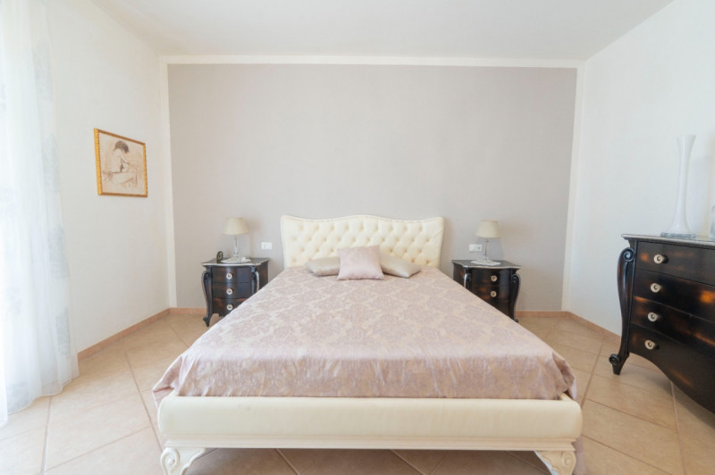 (Per INFO Roberto 3453195338) Castro, proponiamo splendido immobile di 245 mq con mansarda abitab...