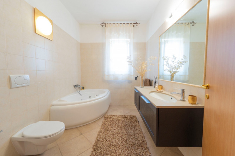 (Per INFO Roberto 3453195338) Castro, proponiamo splendido immobile di 245 mq con mansarda abitab...