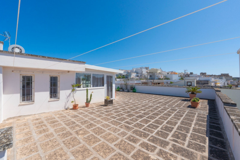 (Per INFO Roberto 3453195338) Castro, proponiamo splendido immobile di 245 mq con mansarda abitab...