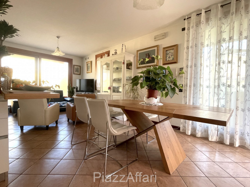 Proponiamo in vendita graziosa porzione di bifamiliare dalle dimensioni compatte (comunque non ma...