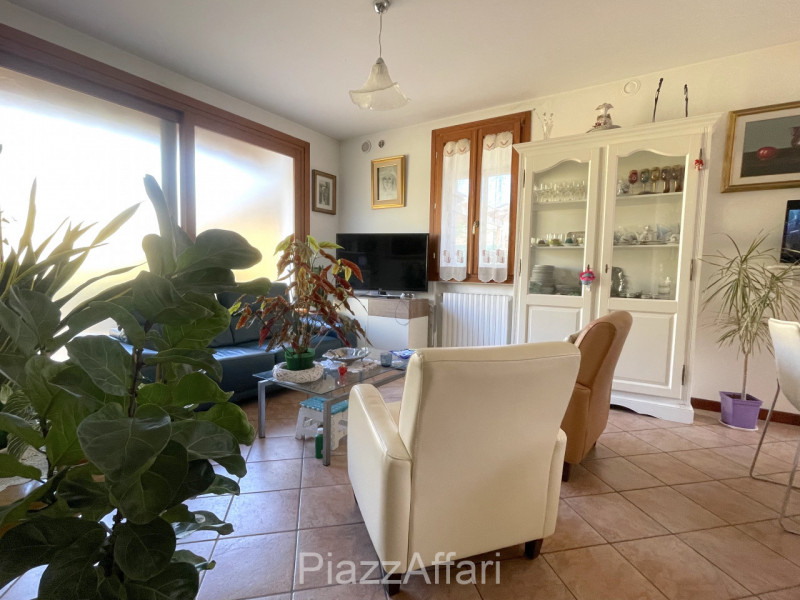 Proponiamo in vendita graziosa porzione di bifamiliare dalle dimensioni compatte (comunque non ma...