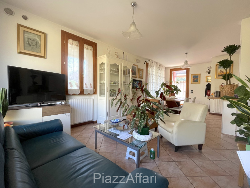 Proponiamo in vendita graziosa porzione di bifamiliare dalle dimensioni compatte (comunque non ma...