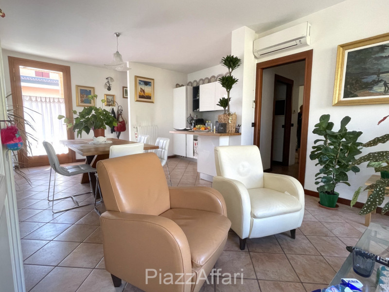 Proponiamo in vendita graziosa porzione di bifamiliare dalle dimensioni compatte (comunque non ma...