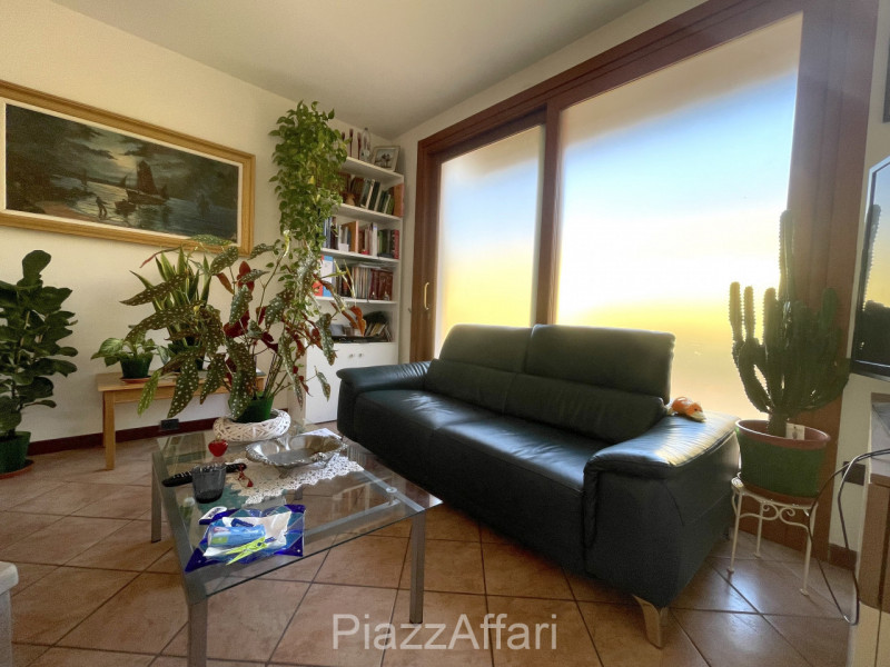 Proponiamo in vendita graziosa porzione di bifamiliare dalle dimensioni compatte (comunque non ma...