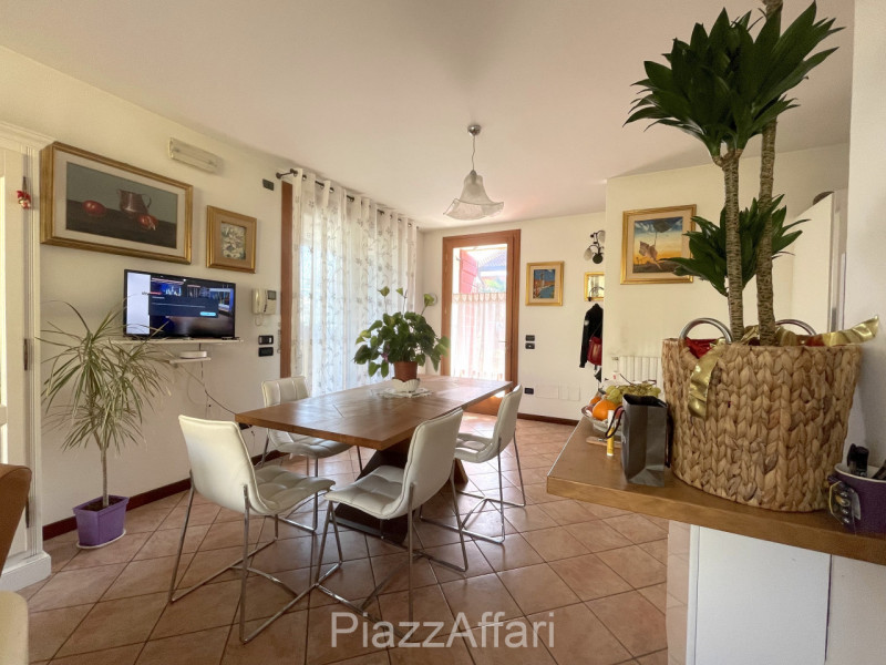 Proponiamo in vendita graziosa porzione di bifamiliare dalle dimensioni compatte (comunque non ma...