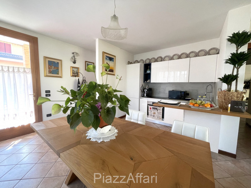 Proponiamo in vendita graziosa porzione di bifamiliare dalle dimensioni compatte (comunque non ma...